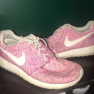 WOMENS PINK NIKE ROSHE SIZE 9